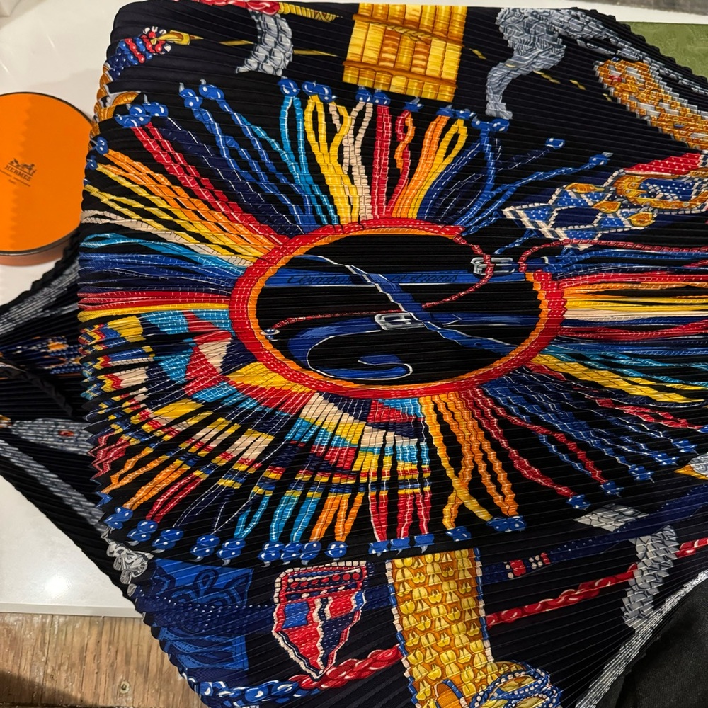 Hermes - authentic silk Ceintures et Liens shawl scarf. Never worn! Stunning! - Picture 9 of 13